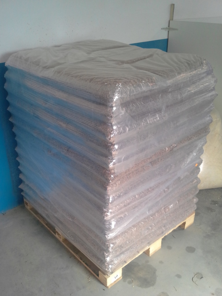 Peleti so pakirani v 15 kg PVC prozorne vrečke.Vrečke so zložene na lesene palete dimenzije 100 x 120 cm
Zlaganje vrečk: 
35 vrečk – 525 kg
50 vrečk – 750 kg
70 vrečk – 1050 kg